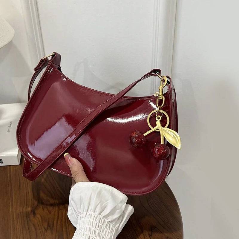 CHÉRIE | Bolso de hombro con colgante de cereza