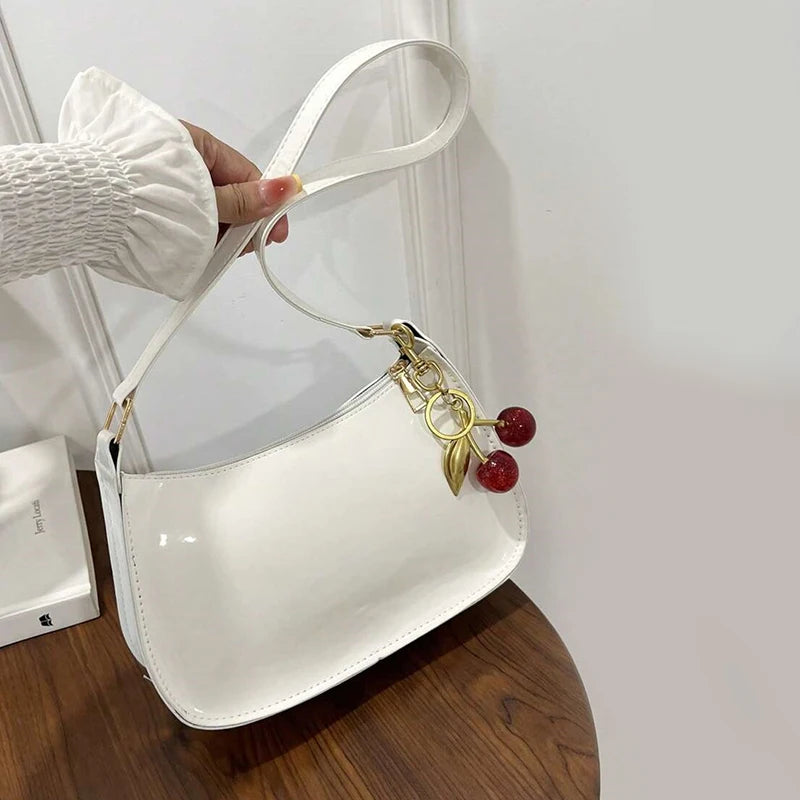 CHÉRIE | Bolso de hombro con colgante de cereza