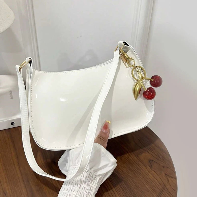 CHÉRIE | Bolso de hombro con colgante de cereza