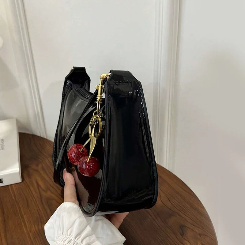 CHÉRIE | Bolso de hombro con colgante de cereza