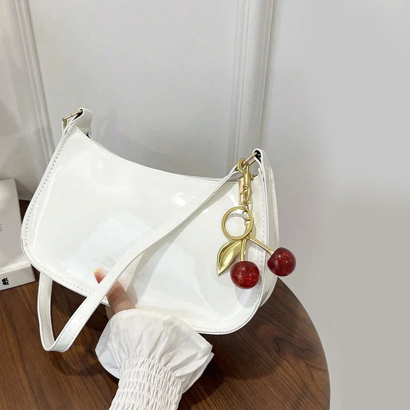 CHÉRIE | Bolso de hombro con colgante de cereza