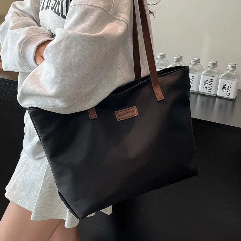 MARGOT| Bolso de hombro ligero y espacioso